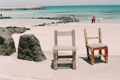 海岸に並ぶ椅子