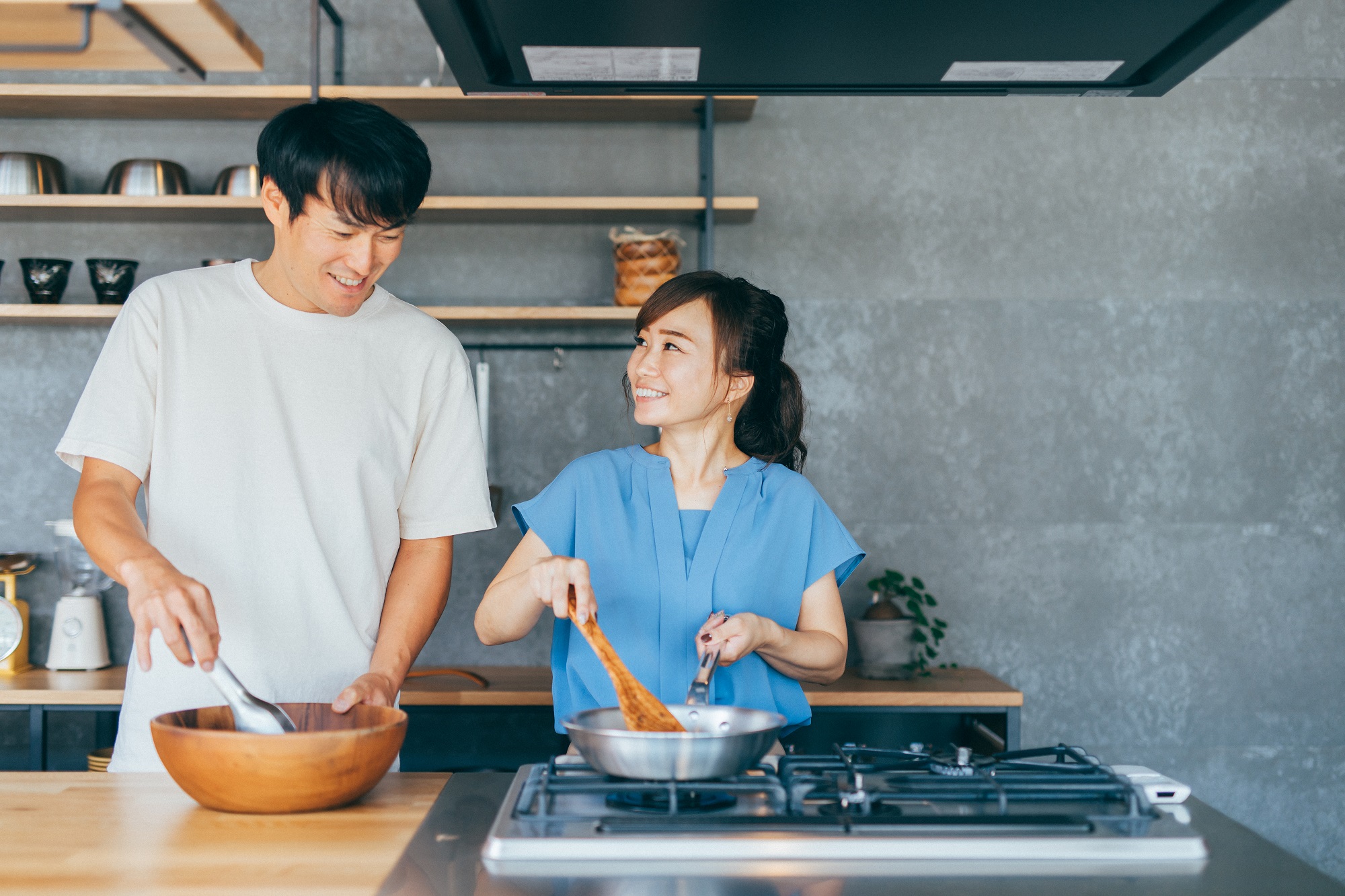 ガスコンロで料理する夫婦