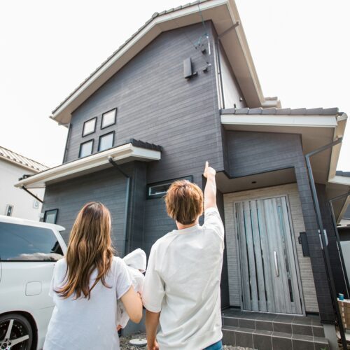 新築住宅を見上げる親子