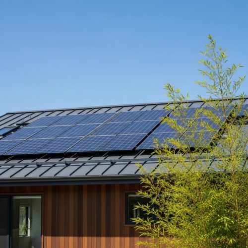 青空に映えるモダンな住宅の屋根に設置された太陽光パネル。P型とN型の性能の違いを比較し、後悔しない家づくりを実現する。