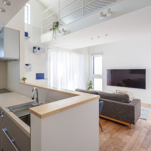 全館空調システムで壁掛けエアコンのないスッキリとしたリビング