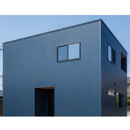 ネイビーの金属サイディングが美しい、30坪のコンパクトなモダン住宅の外観アップ