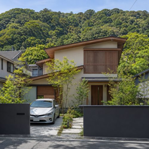 鎌倉・逗子の風致地区に調和する、自然素材を用いた駐車場付きの木造一戸建ての外観